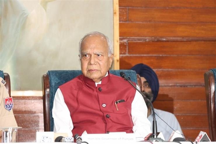 राज्यपाल पुरोहित ने बेहतर कार्य करने वाली तीन 'ग्राम रक्षा समितियों' के लिए पुरस्कार राशि जारी की