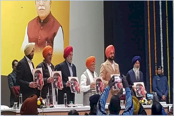 CM मनोहर ने 'हरियाणा में सिखों की सेवा में खट्टर' पुस्तक का किया विमोचन
