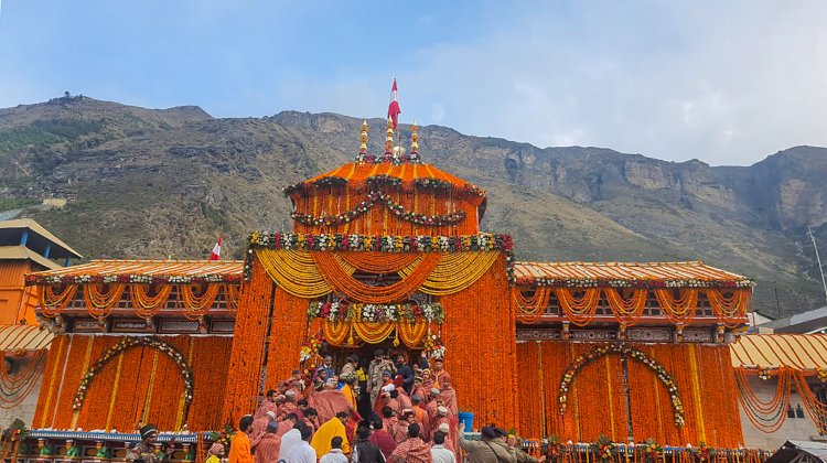 बद्रीनाथ धाम के कपाट खुले, वैदिक मंत्रोच्चार के साथ पूर्ण हुई विधि, भक्तों की उमड़ी भीड़