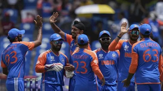 भारत-इंग्लैंड सेमीफाइनल मैच पर बारिश का कहर, क्या सीधे फाइनल खेलेगा भारत? पढ़िए पूरी ख़बर