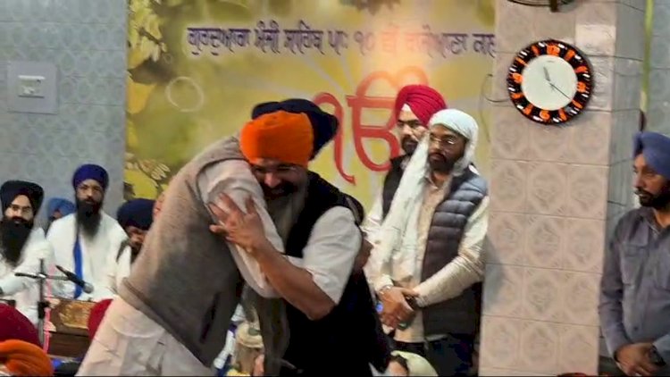 बलवंत सिंह राजोआना जेल से बाहर आया, भाई के भोग में हुआ शामिल, बिक्रम मजीठिया मिले गले, पूर्व सीएम बेअंत सिंह का हत्यारा है राजोआना