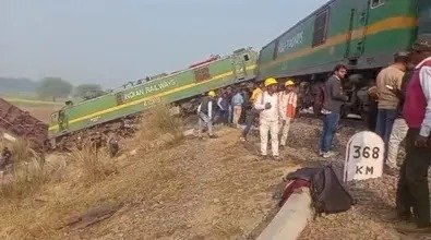 यूपी में रेल हादसा, एक ही ट्रैक पर टकराईं दो ट्रेनें