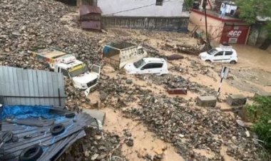 जम्मू-कश्मीर में फटा बादल , कई सड़कें बंद