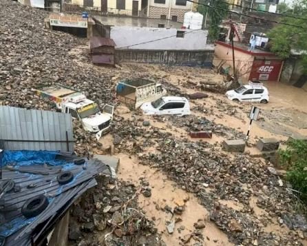 जम्मू-कश्मीर में फटा बादल , कई सड़कें बंद