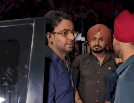 शहीद लेफ्टिनेंट विनय नरवाल को श्रद्धांजलि देने पहुंचे पंजाबी गायक मनकीरत औलख