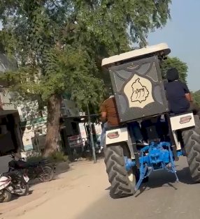 मेले में ट्रैक्टर पर तेज आवाज में गाना बजा रहे थे युवक, वीडियो वायरल...
