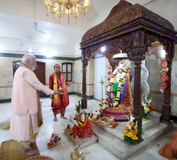 काली मंदिर में आरती के दौरान दिखा प्रधानमंत्री नरेंद्र मोदी का पारंपरिक अंदाज, देखें तस्वीरें