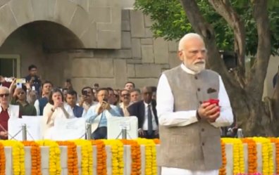 प्रधानमंत्री मोदी ने राजघाट पर महात्मा गांधी को दी श्रद्धांजलि