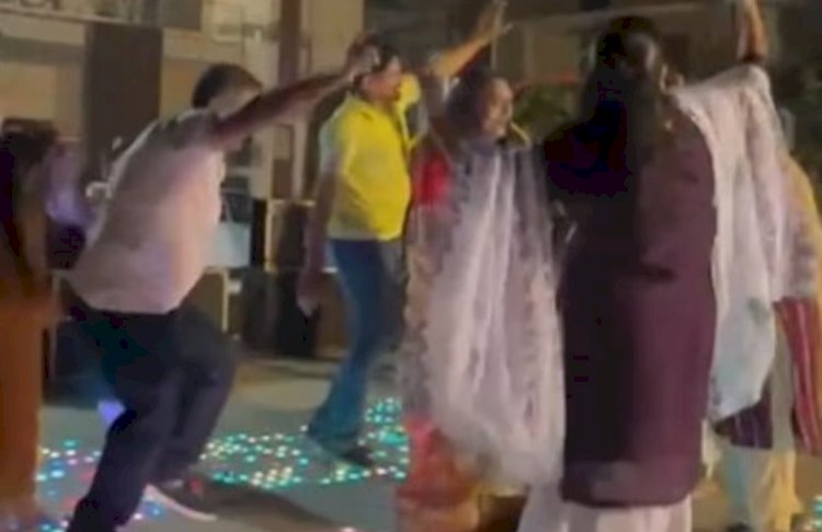 Viral Video News: डांस करते-करते महिला को पड़ा दिल का दौरा