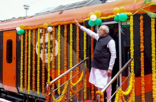 पीएम मोदी ने चार वंदे भारत एक्सप्रेस ट्रेनों को दिखाई हरी झंडी
