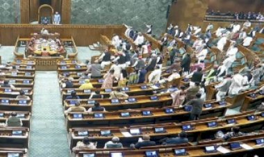 लोकसभा की कार्यवाही फिर से शुरू, राज्यसभा में विपक्ष का हंगामा जारी; एक्टर धर्मेंद्र को दी गई श्रद्धांजलि