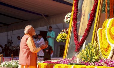 प्रधानमंत्री  नरेन्‍द्र मोदी ने संसद परिसर में डॉ. बाबा साहेब अम्बेडकर को श्रद्धांजलि अर्पित की