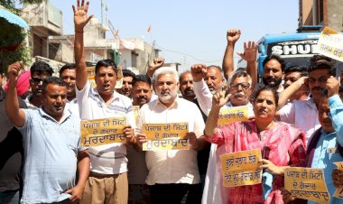 आप नेताओं और कार्यकर्ताओं द्वारा "पंजाब के गद्दारों" के खिलाफ राज्यव्यापी प्रदर्शन, दलबदलू संसद सदस्यों की सदस्यता रद्द करने की मांग