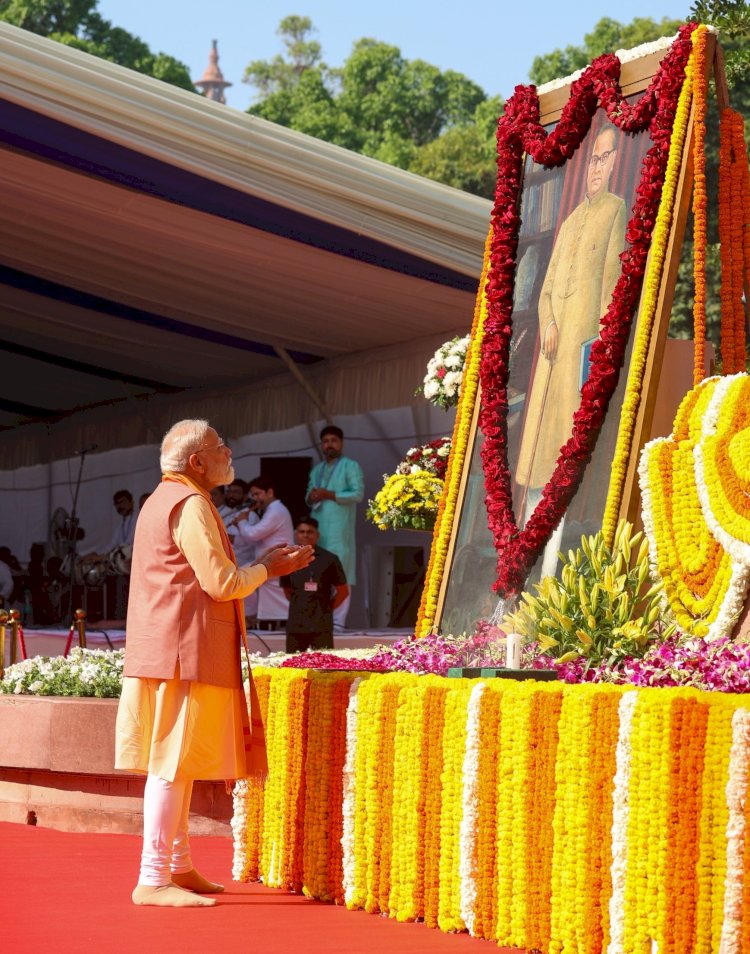 प्रधानमंत्री  नरेन्‍द्र मोदी ने संसद परिसर में डॉ. बाबा साहेब अम्बेडकर को श्रद्धांजलि अर्पित की