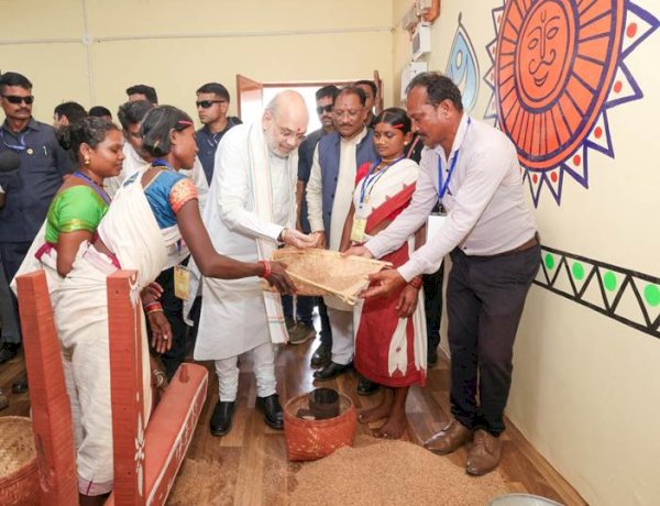 केन्द्रीय गृह एवं सहकारिता मंत्री अमित शाह ने आज छत्तीसगढ़ के बस्तर में शहीद वीर गुण्डाधुर सेवा डेरा जन सुविधा केन्द्र का शुभारंभ किया
