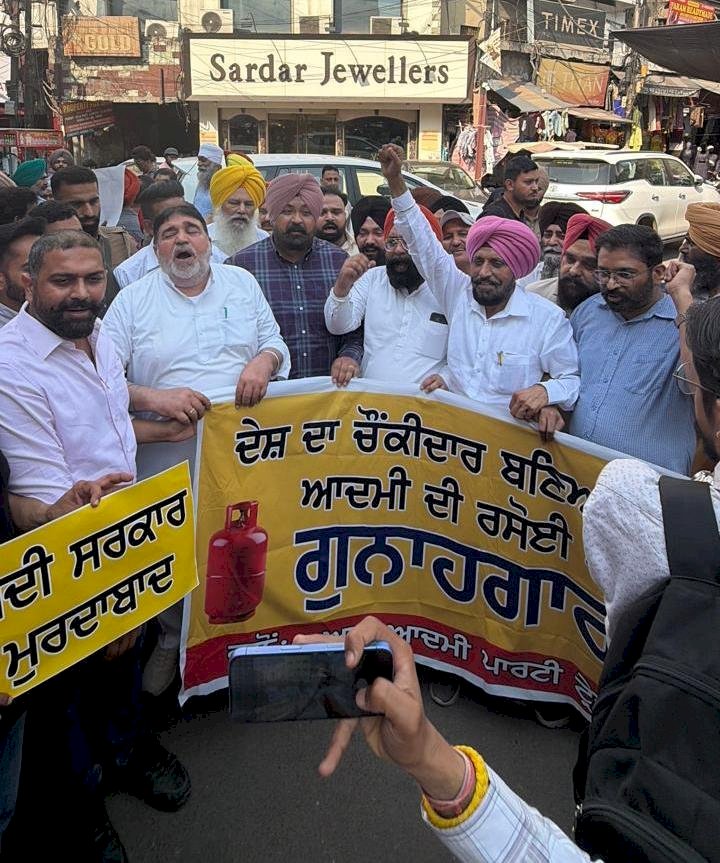 'आप' के 'ट्रेड विंग' ने गैस सिलेंडर की कीमतों में बढ़ोतरी के खिलाफ घंटा घर पर विरोध प्रदर्शन किया