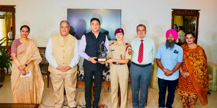 अमन अरोड़ा द्वारा एयर फोर्स अकादमी और एनडीए मेरिट सूची में शानदार उपलब्धियां हासिल करने वाली माई भागो प्रिपरेटरी इंस्टीट्यूट की महिला कैडेटों का सम्मान
