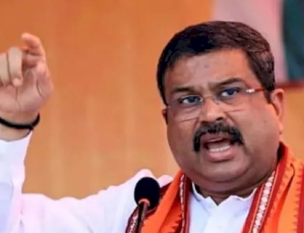 धर्मेंद्र प्रधान ने PM मोदी को भेजा अपना इस्तीफ़ा, लिखा - मैं युवाओं की भावनाओं का सच्चे दिल से सम्मान करता हूँ