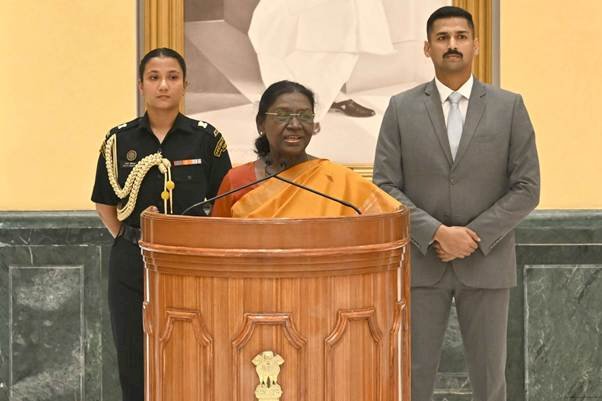 राष्ट्रपति श्रीमती. द्रौपदी मुर्मु ने देश भर के स्कूली छात्रों के साथ राष्ट्रपति भवन में रक्षा बंधन मनाया