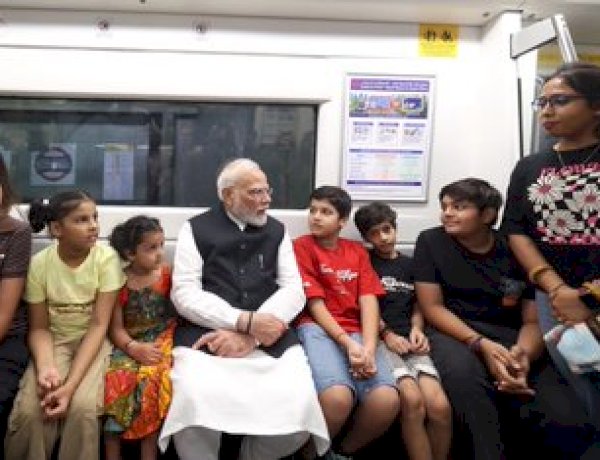 प्रधानमंत्री ने एसआरसीसी के कार्यक्रम में जाने और वापस आने के दौरान अपनी मेट्रो यात्रा के पल साझा किए