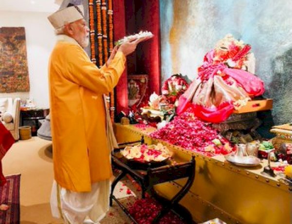 प्रधानमंत्री ने केंद्रीय मंत्री पीयूष गोयल के आवास पर गणपति दर्शन के दौरान भगवान श्री गणेश की पूजा-अर्चना की