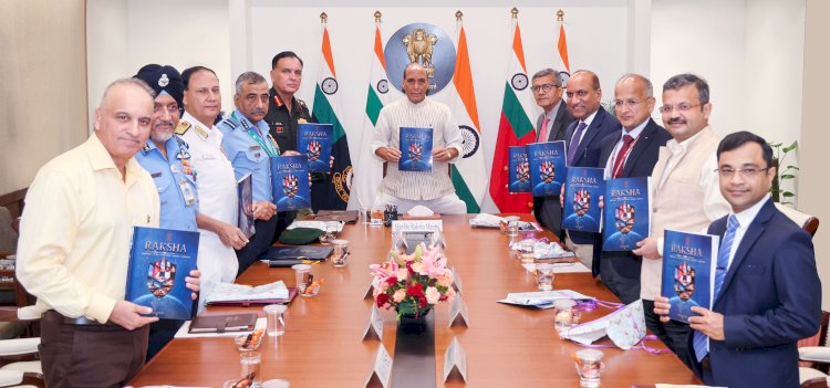 रक्षा मंत्री ने देश के अगले 10 वर्षों के लिए वैश्विक साझेदारी के रणनीतिक रोडमैप और विजन को दर्शाने वाले रक्षा कूटनीति दस्तावेज 'रक्षा' का विमोचन किया