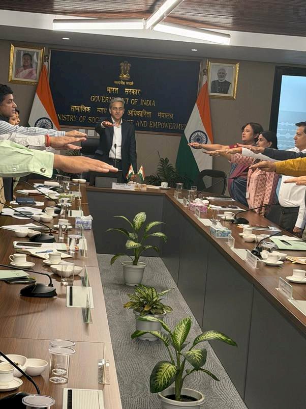 केंद्रीय सचिव सुधांश पंत ने मंत्रालय के वरिष्ठ अधिकारियों को राष्ट्रीय एकता दिवस की शपथ दिलाई